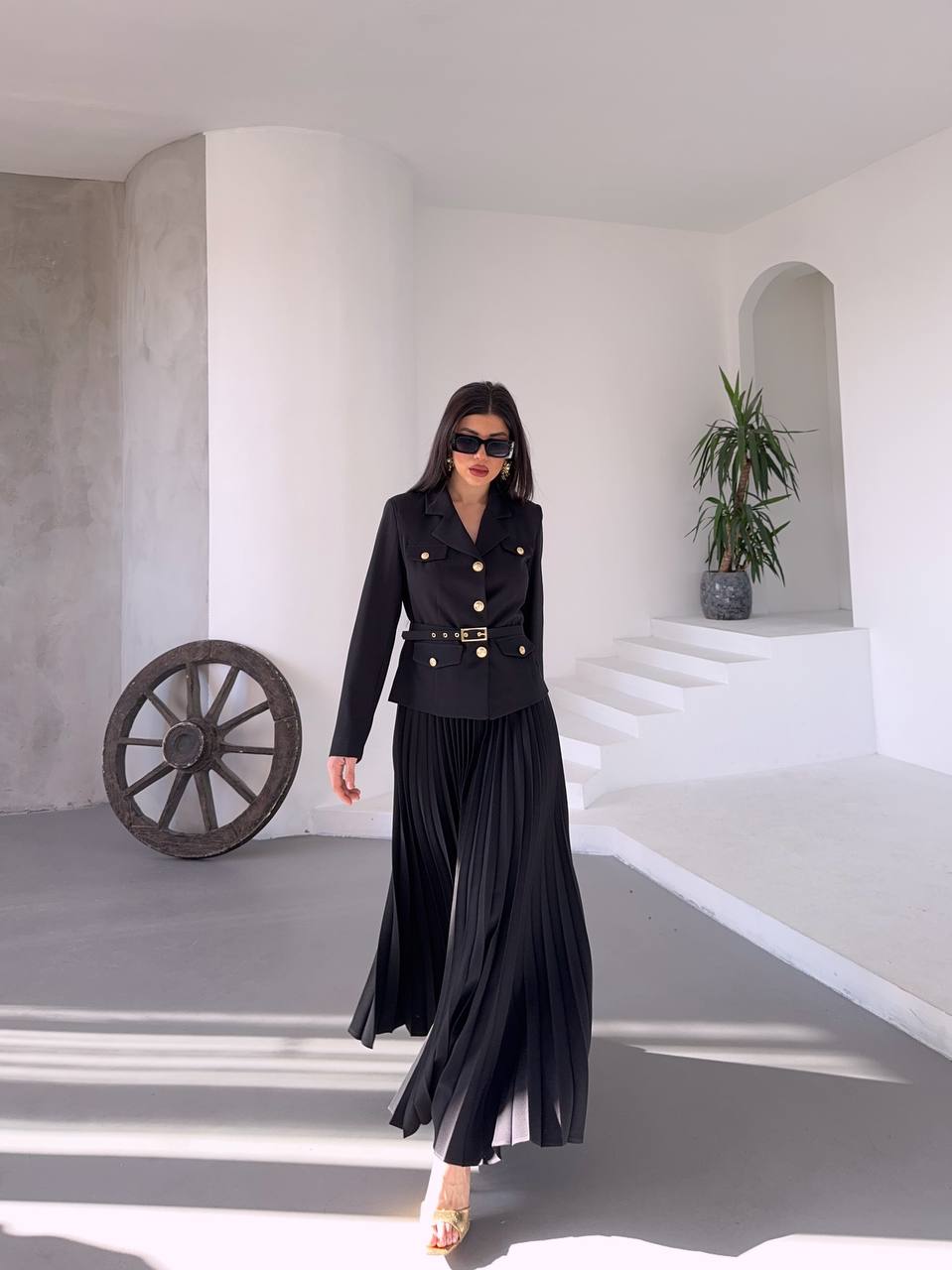 Kadın Takım Elbise Seti – Kuşak Detaylı Ceket & Piliseli Etek
