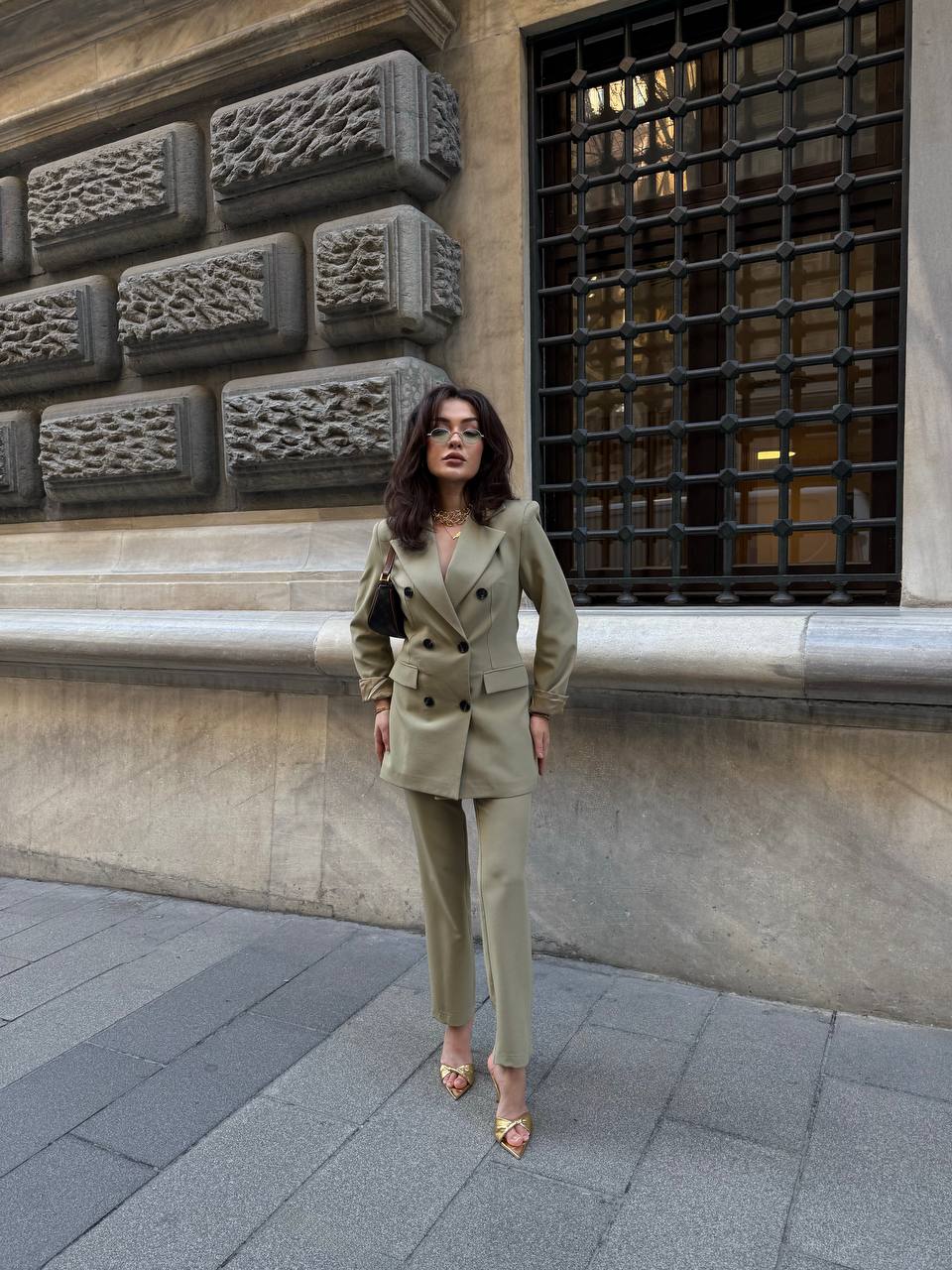 Şık Düğmeli Kadın Blazer Ceket ve Sigaret Pantolon Takım