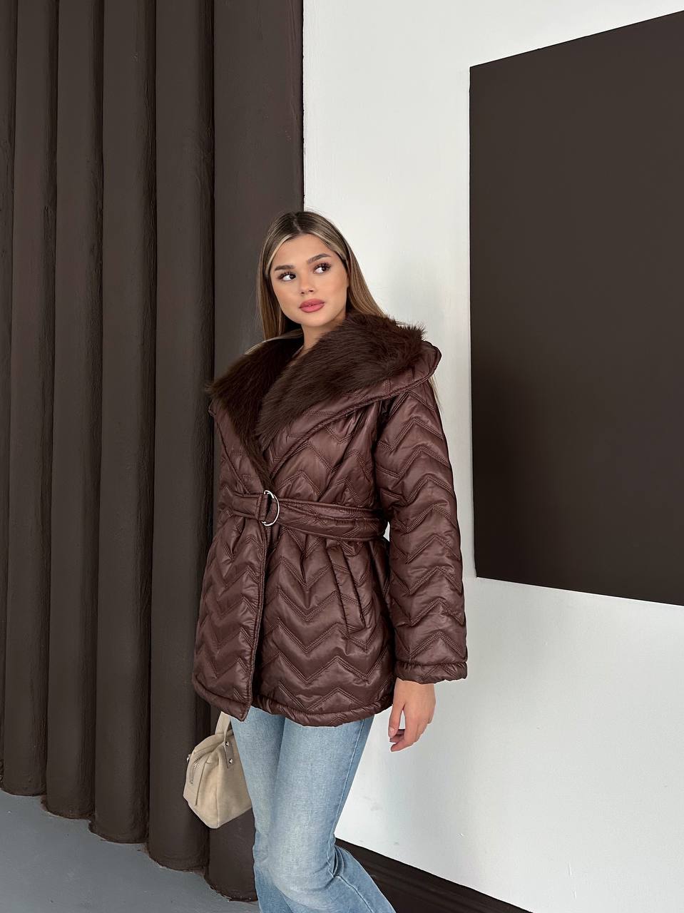 Kadın Kuşaklı Peluş Yaka Detaylı Şık Tasarım Kapitone Mont